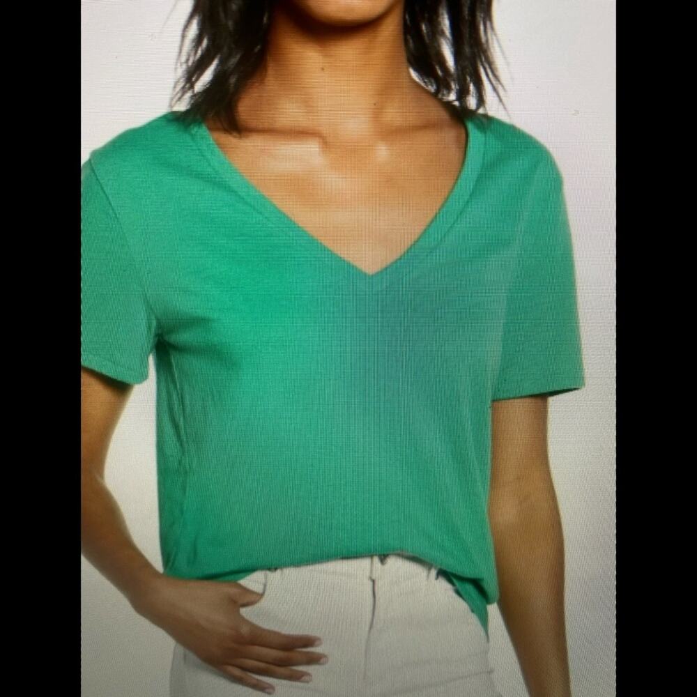 NWT BP Green Ming V-neck tee XS